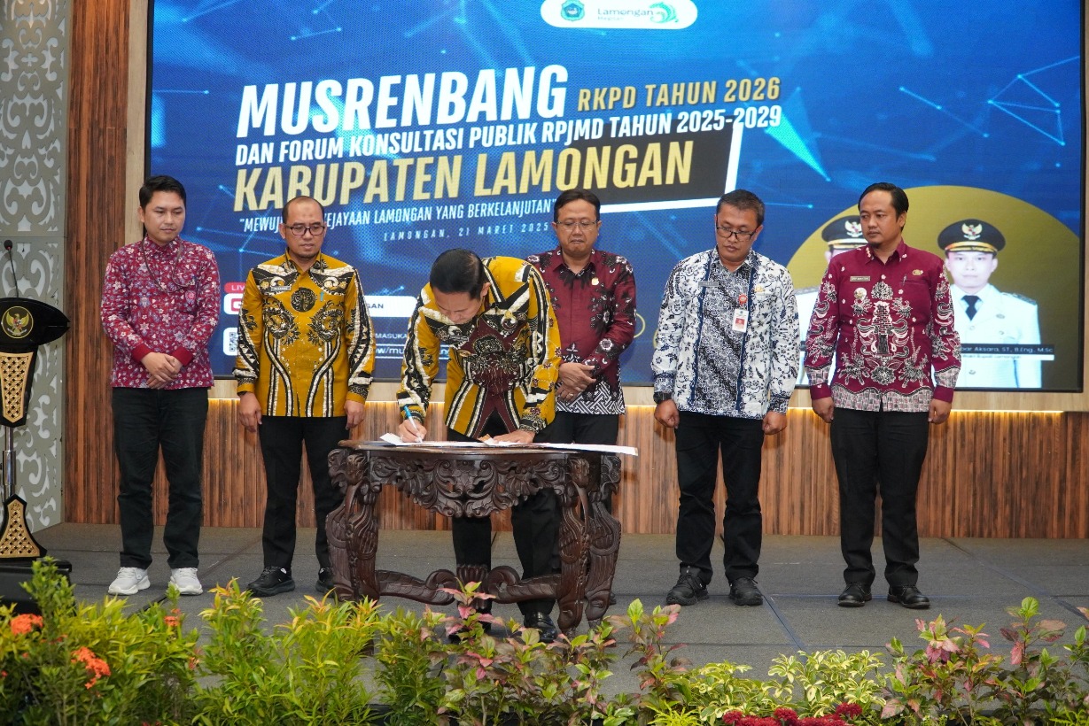 SEPAKATI ARAH PEMBANGUNAN KE DEPAN: Bupati Lamongan, Yuhronur Efendi, menandatangani hasil musrenbang RKPD 2026 di aula Gajahmada Pemkab Lamongan Jumat (21/3). (HUMAS PEMKAB/RDR.LMG)