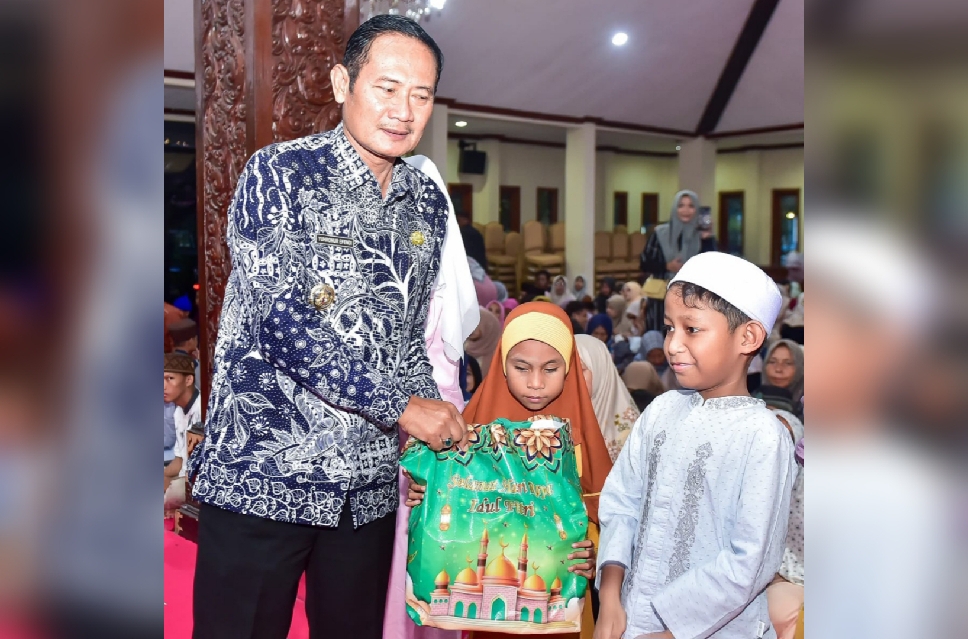 PEDULI: Penyerahan paket sembako dari Baznas Lamongan oleh Bupati Lamongan, Dr. H. Yuhronur Efendi, MBA, M.Ek kepada penyandang disabilitas di Lamongan.