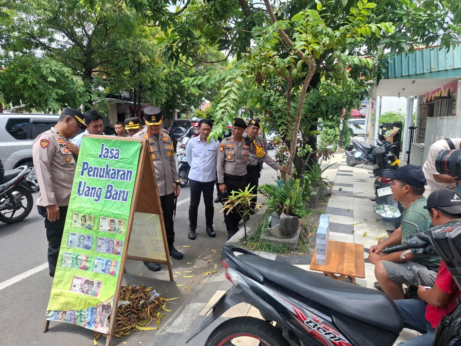 LAKUKAN PENGAWASAN: Kapolres Lamongan, AKBP Bobby A. Condroputra saat memantau jasa penukaran uang.