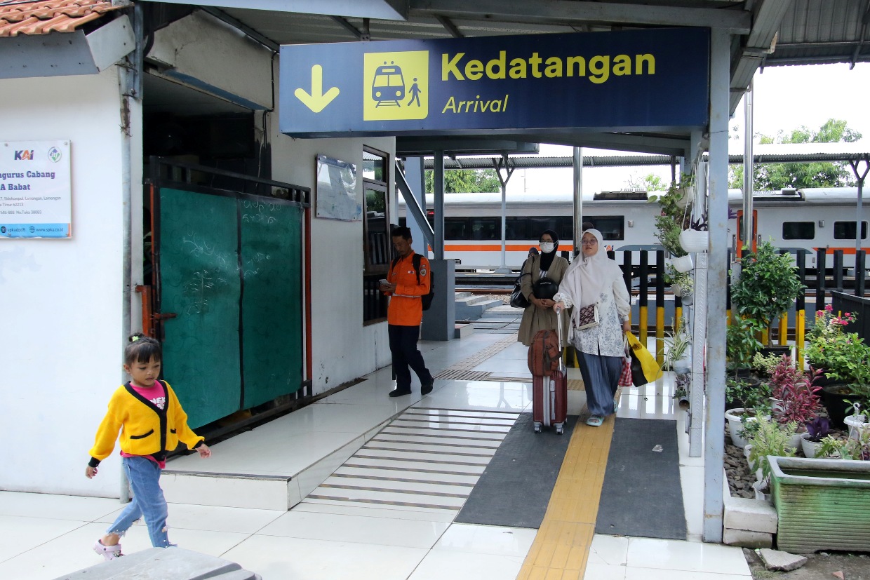 PINTU KEDATANGAN: Penumpang kereta api yang turun di Stasiun Lamongan. Menjelang libur panjang, banyak penumpang yang turun di Lamongan. (ANJAR DWI PRADIPTA/RDR.LMG)