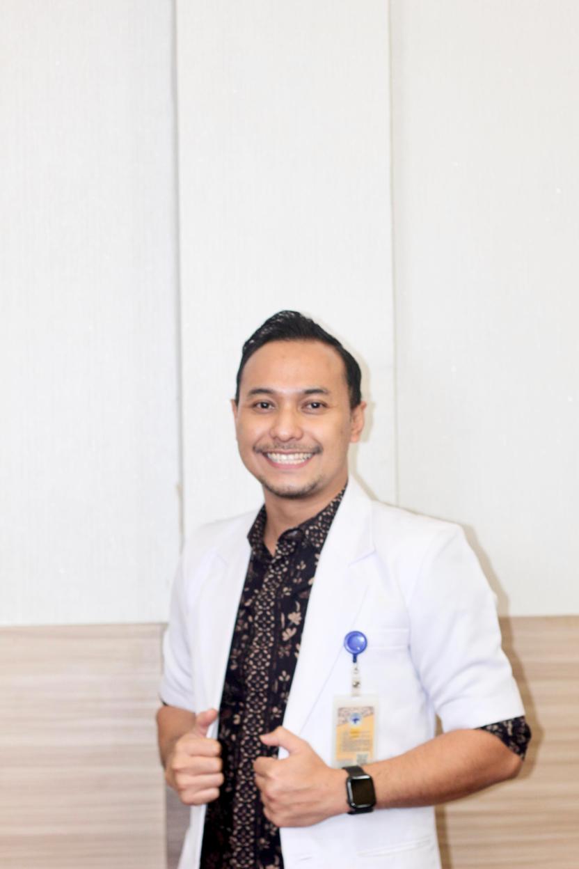 PERHATIKAN KONSUMSI TUBUH: Kepala Instalasi Rawat Inap dan Dokter Umum RSUD Ngimbang dr Muhamad Tsalis Fithrony. (IST/RDR.LMG)