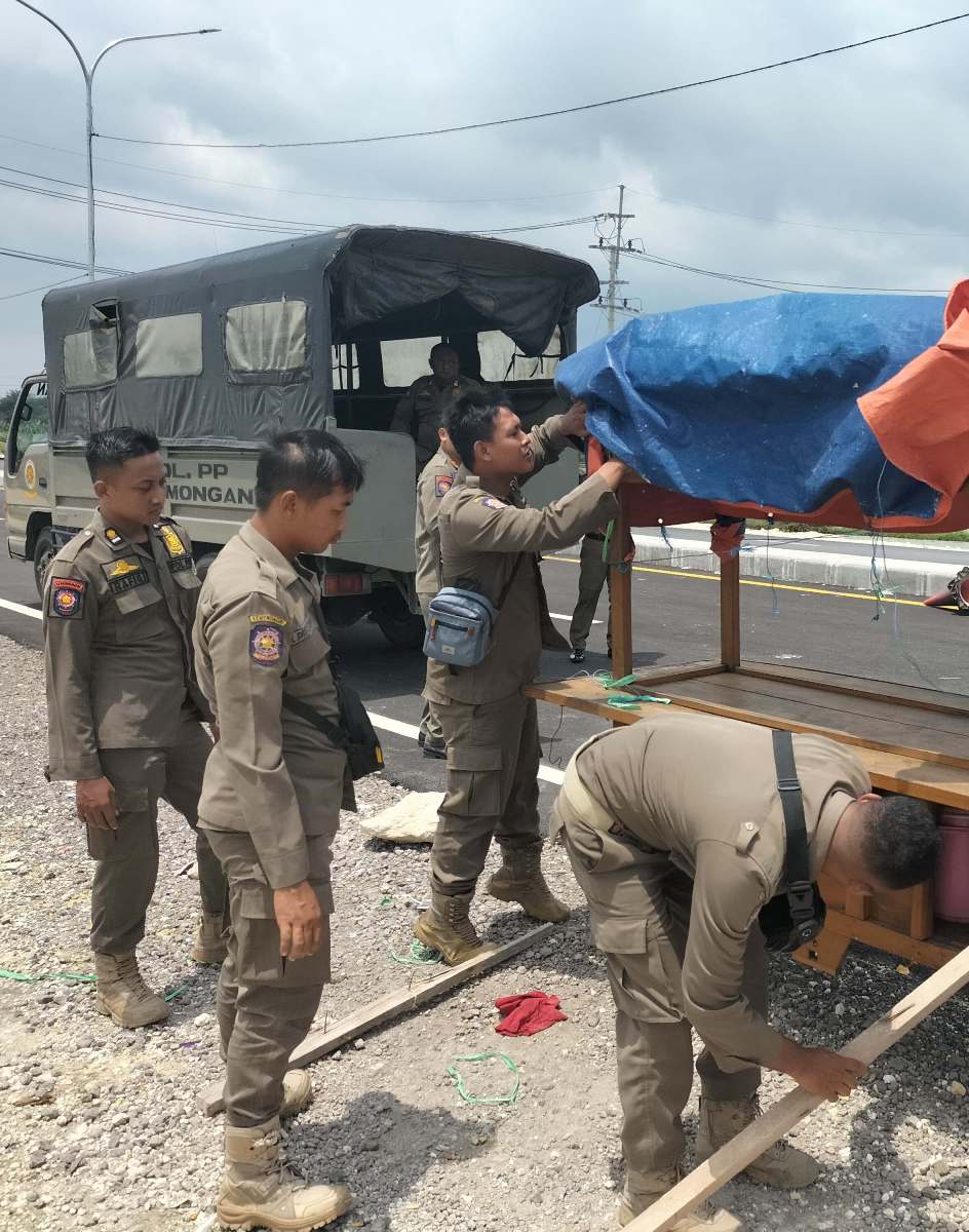 DIANGKUT: Gerobak di pinggir jalan lingkar utara yang tidak dibawa pulang oleh pemiliknya, dibawa petugas Satpol PP. (IST/RDR.LMG)