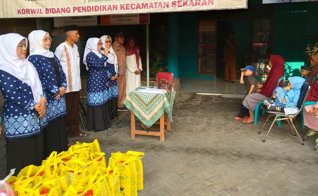 TEBAR MANFAAT: Himpaudi Kabupaten Lamongan membagikan takjil dan memberikan santunan anak yatim di wilayah kerja 2.  (IST/RDR.LMG)