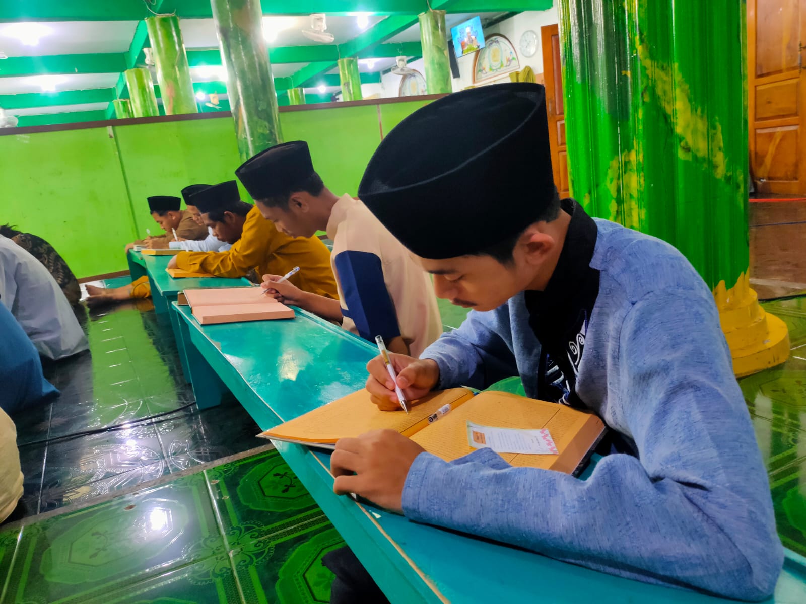 SERIUS: Santri Ponpes Sunan Drajat antusias belajar kitab kuning.