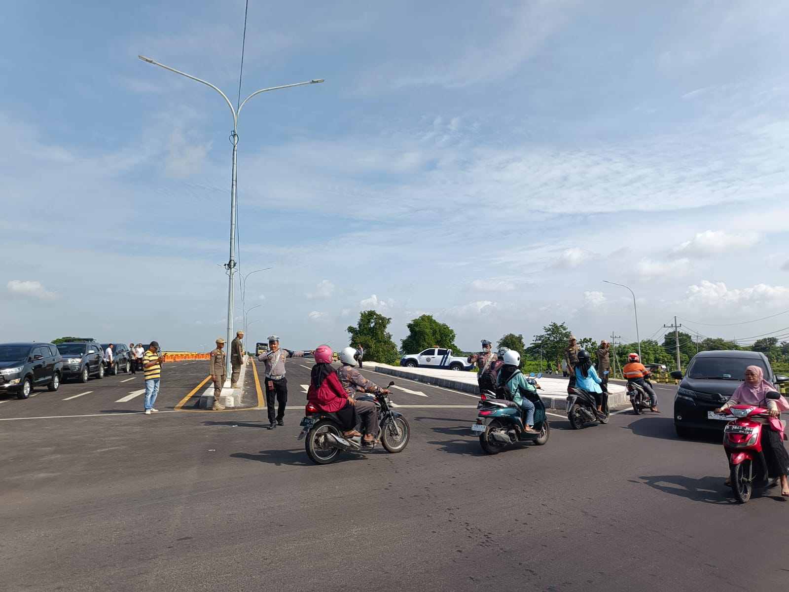 MATANGKAN PERSIAPAN: Uji coba pembukaan JLU dilakukan saat pagi dan sore hari.