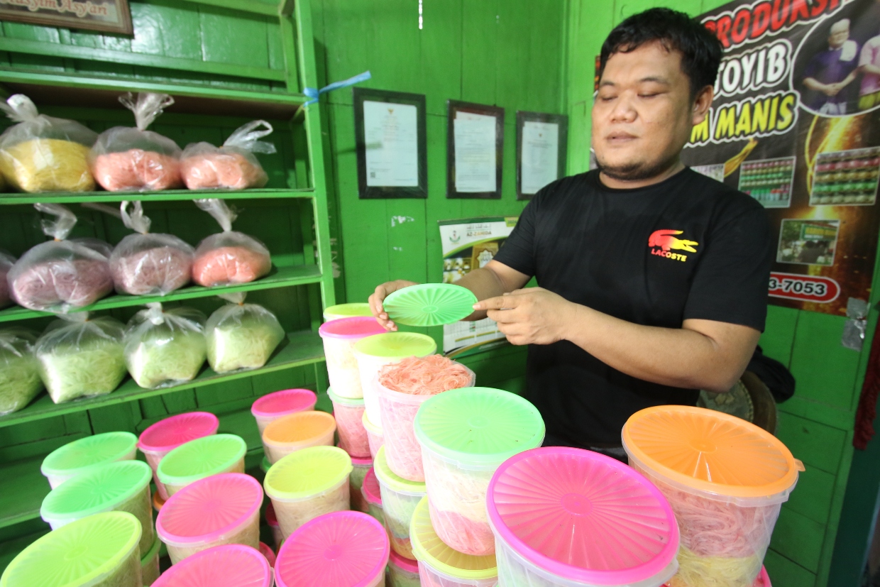 MANIS: Proses pembuatan rambut nenek yang hasilnya dimasukkan ke wadah - wadah yang sudah disiapkan. (ANJAR DWI PRADIPTA/RDR.LMG)