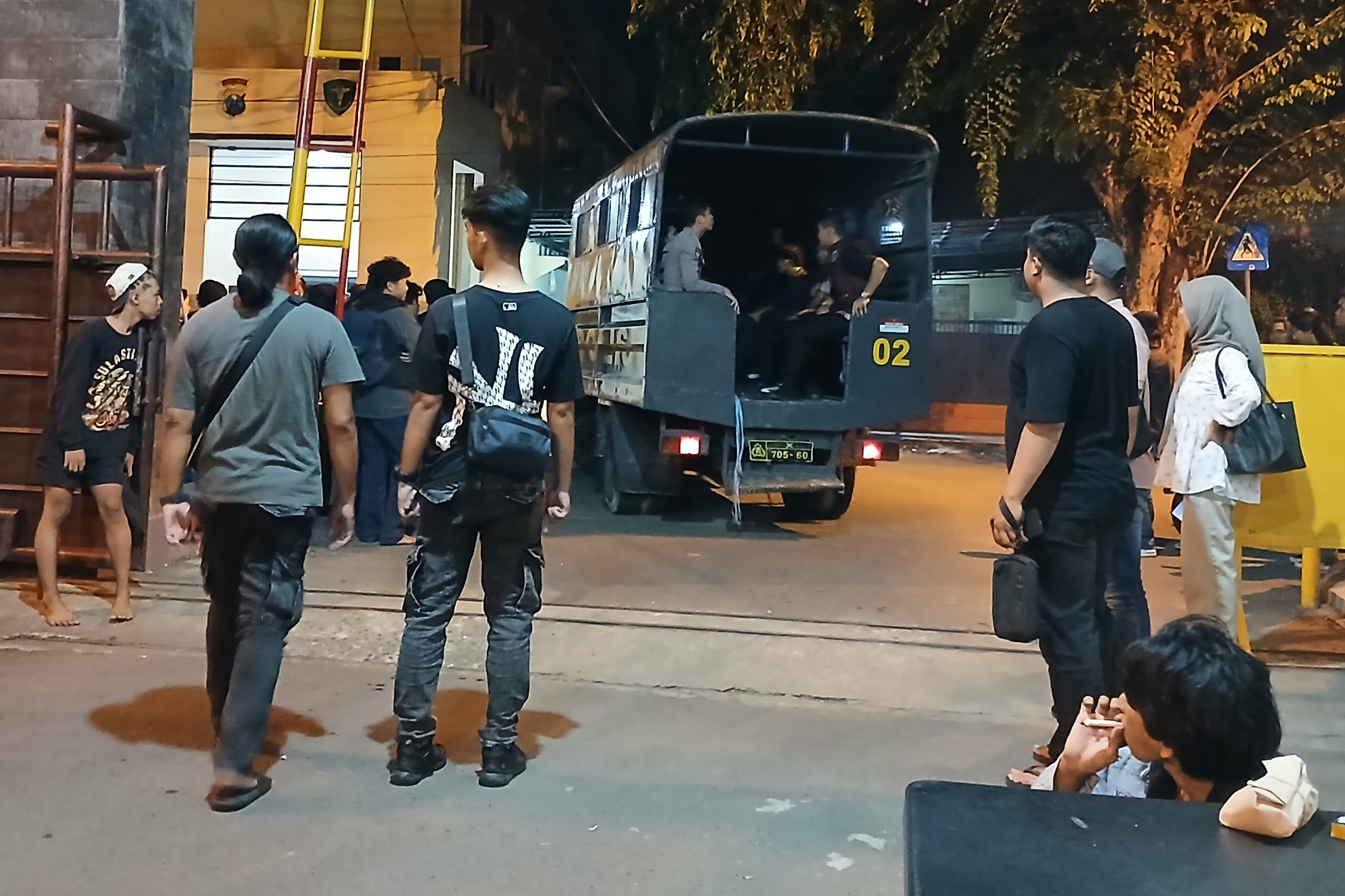 DIPULANGKAN: Puluhan massa aksi unjuk rasa UU TNI diangkut menggunakan truk Polres Lamongan usai diamankan sekaligus di data di Mapolres Lamongan, Kamis (27/3).
