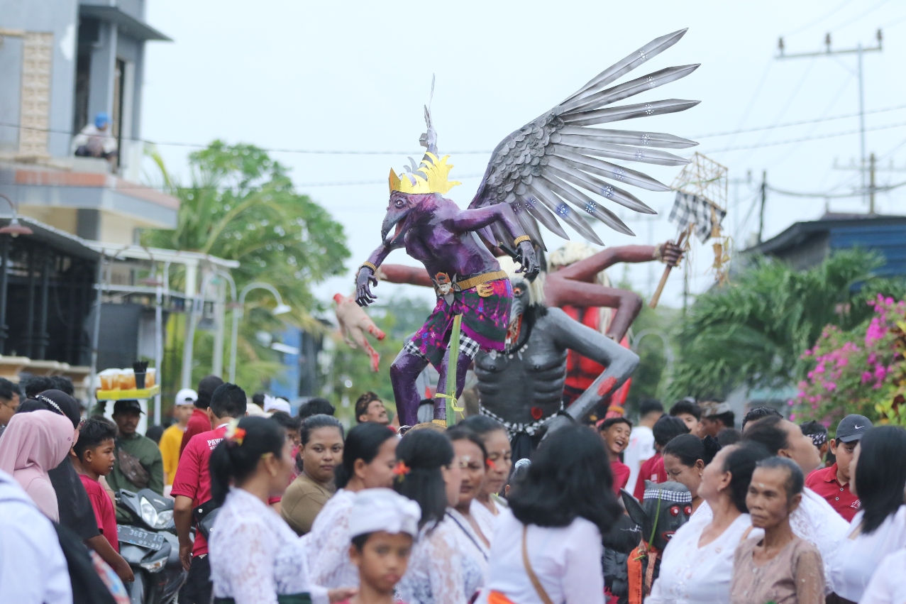 DIARAK SEBELUM DIBAKAR: Ogoh - ogoh yang diusung warga dalam rangkaian perayaan hari nyepi di Desa Balun, Kecamatan Turi. (ANJAR DWI PRADIPTA/RDR.LMG)