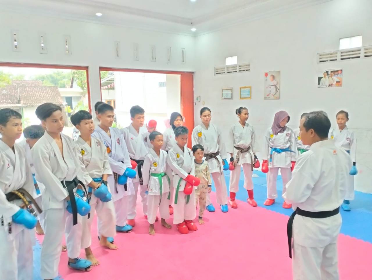 BERLATIH BERSAMA: Para karateka Lamongan saat mengikuti latihan bersama. (IST/RDR.LMG)