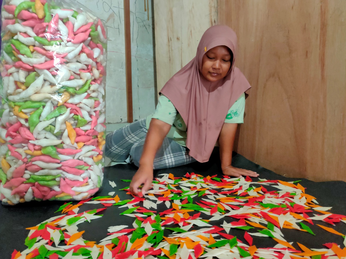 TEMBUS NEGERI JIRAN: Ana Ma&rsquo;rufah mengerjakan proses pembuatan opak ladu di rumahnya. (AHMAD ASIP ALAFI/RDR.LMG)