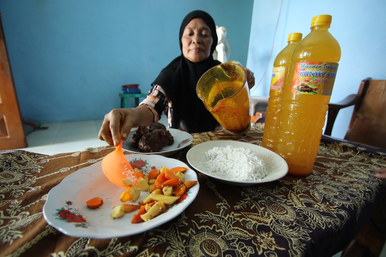 BISA BANGUN RUMAH: Supiah berjualan jamu kunyit asam dan beras kencur. (ANJAR DWI PRADIPTA/RDR.LMG)