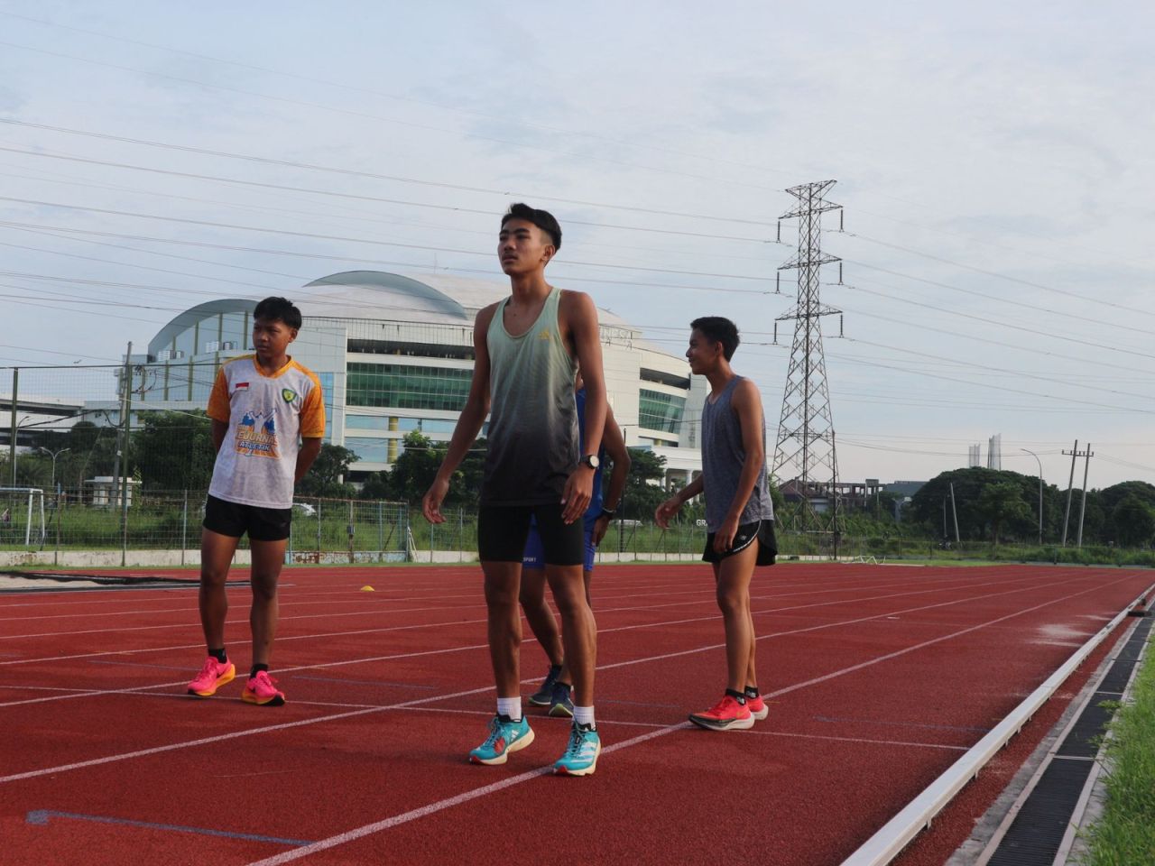 MATANGKAN PERSIAPAN: Atlet cabor atletik ketika berlatih di lintasan atletik Unesa Surabaya. (IST/RDR.LMG)