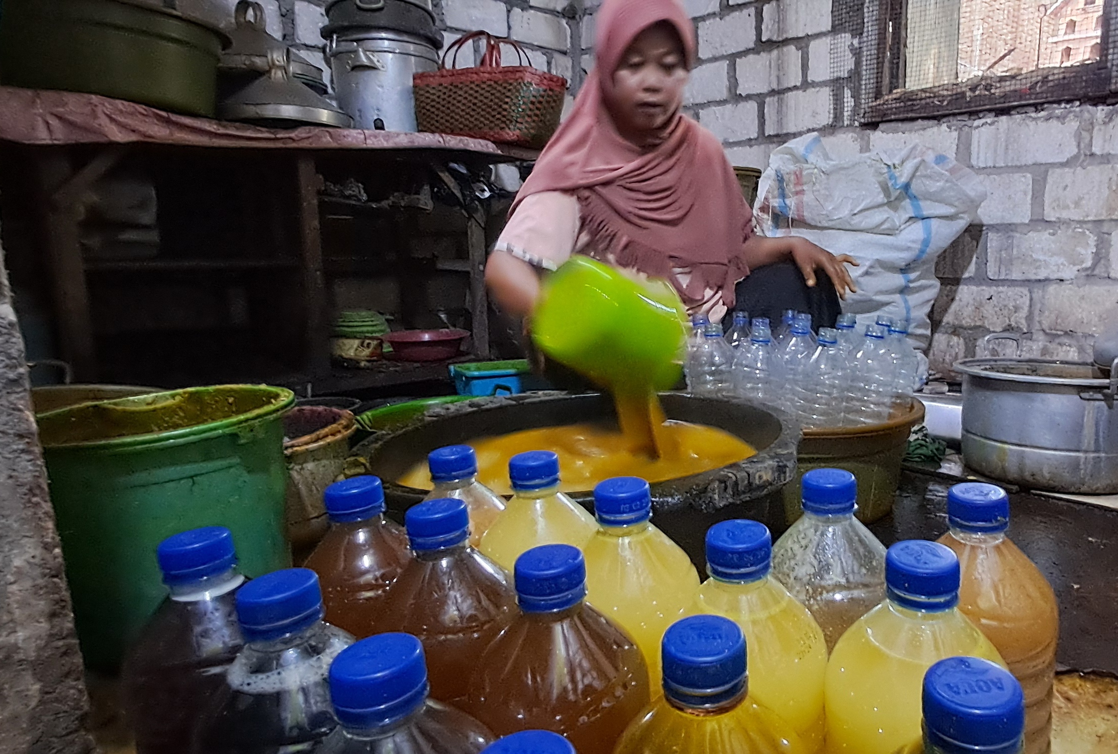 UNTUK KELILING DI DESA DLANGGU: Nindi Dwi Arinta menjadi generasi ketiga yang berjualan jamu tradisional.  (GAMAL A/RDR.LMG)