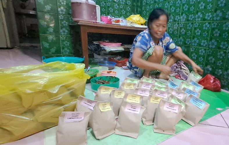 RAMADAN MEMBAWA BERKAH: Samsiah menerima banyak pesanan ketika Ramadan. (GAMAL A/RDR.LMG)
