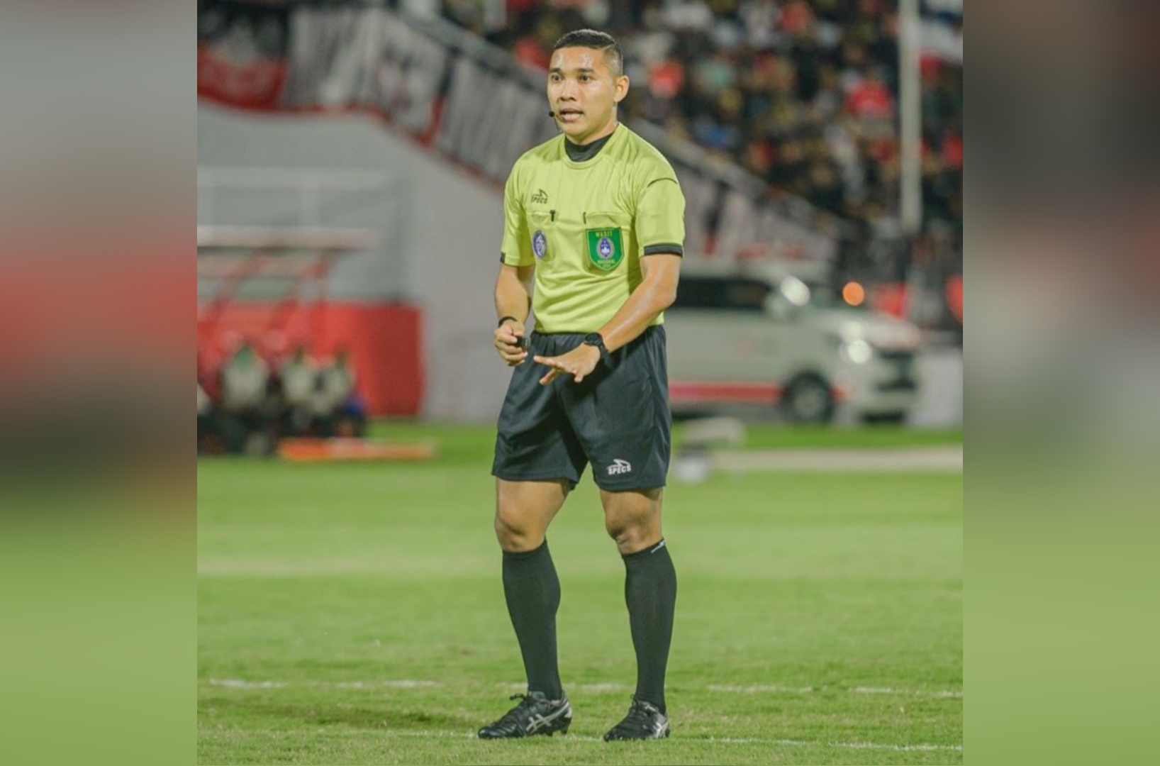 Agung Setiyawan salah satu wasit Liga 1 asal Lamongan saat memimpin pertandingan.