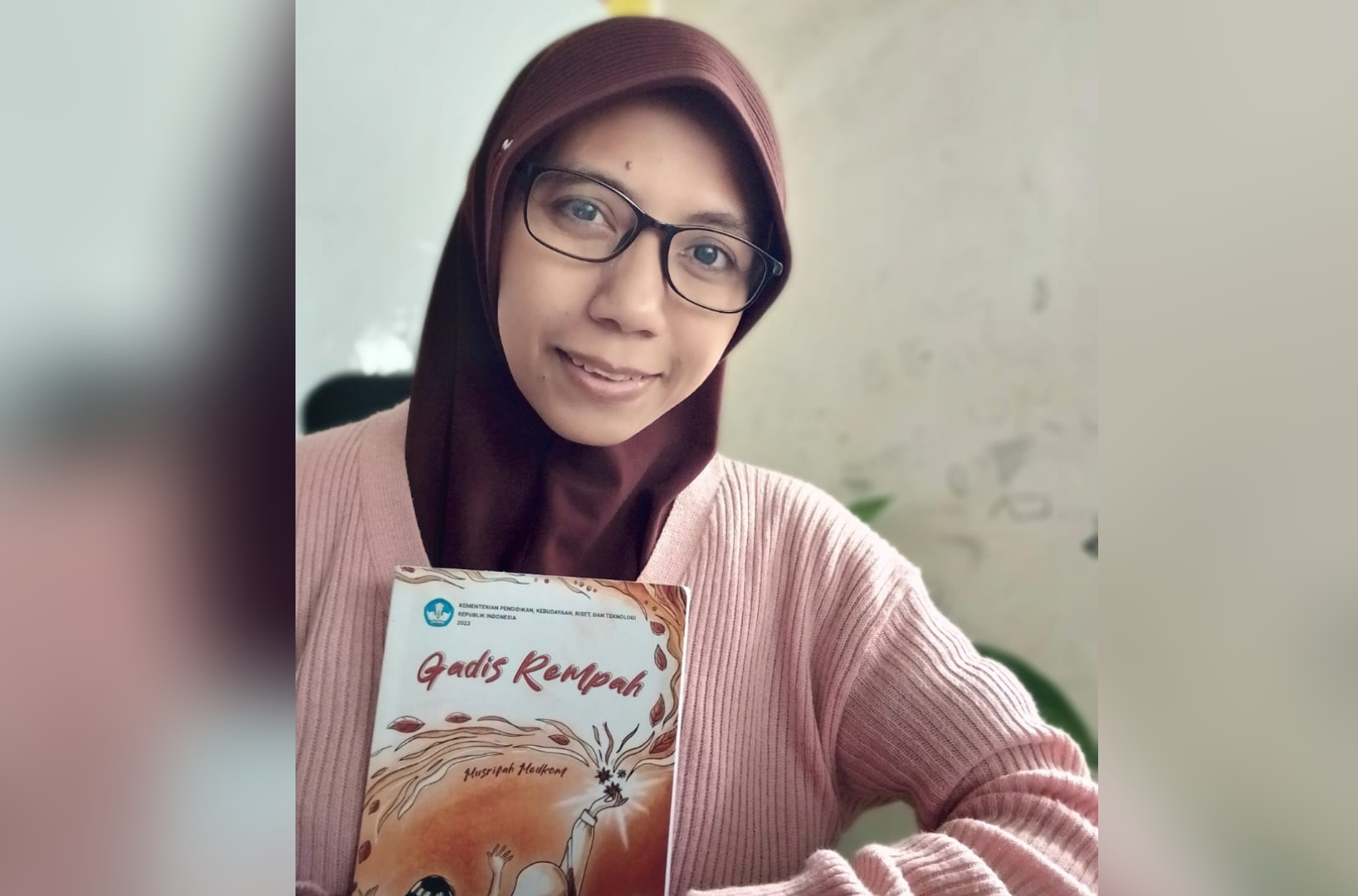 Dosen dan penilis di Lamongan, Musrifah Medkom saat menunjukkan salah satu karyanya.
