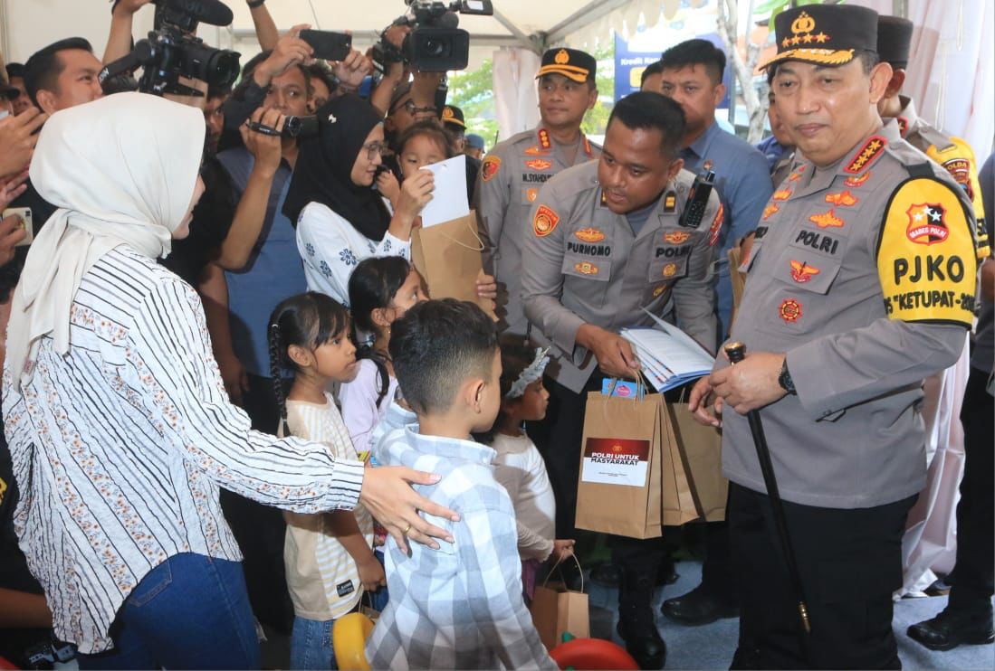 Kapolri Jendral Listyo Sigit Prabowo saat kunjungan kerja meninjau arus balik di Stasiun Tawang Semarang, Sabtu (5/4)