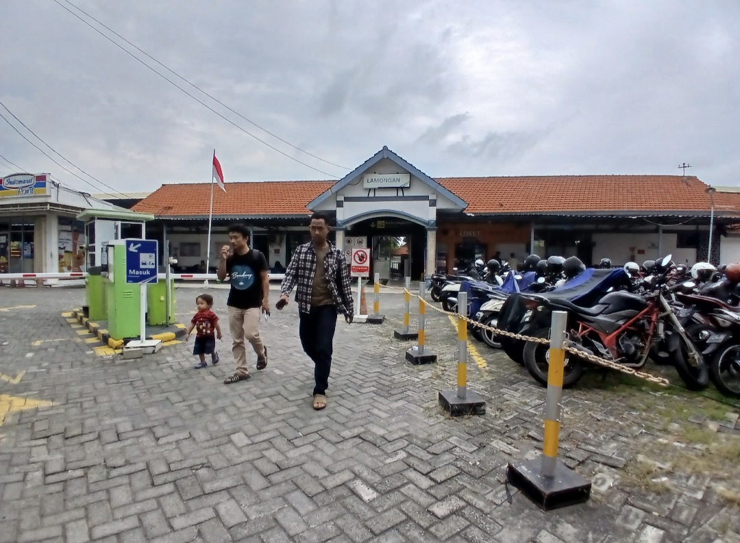 Animo warga Lamongan yang menggunakan jasa KA mudik-balik Lebaran cukup tinggi.