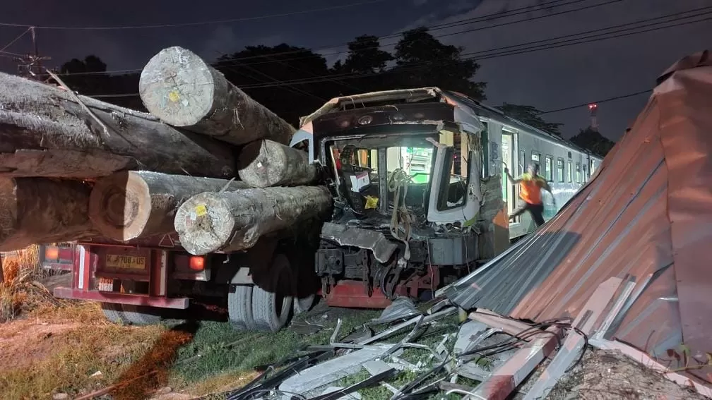RINGSEK: Beberapa bagian Kerera Jenggala tampak ringsek usai terlibat tabrakan dengan truk bermuatan kayu glondongan di Gresik, Selasa (9/4).