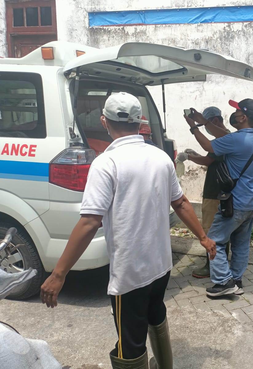 DIBAWA KE RS KARANGKEMBANG DULU: Mayat Lindawati yang ditemukan membusuk diangkut menggunakan ambulans. (IST/RDR.LMG)