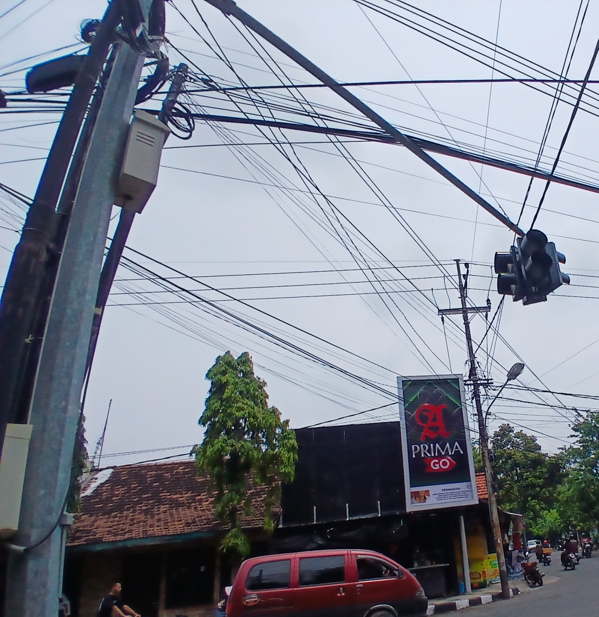 BAKAL DIATUR DENGAN PERDA: Kabel - kabel yang ada di atas di dekat jalan protokol di Kecamatan Lamongan.  (ANJAR DWI PRADIPTA/RDR.LMG)