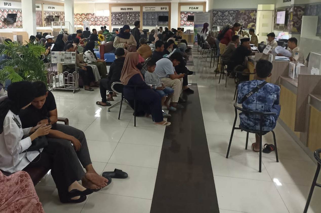 MENUNGGU DIPANGGIL: Warga yang antre di kantor MPP untuk mengurus administrasi kependudukan. (IST/RDR.LMG)