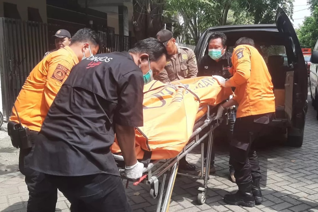Petugas mengevakuasi jenazah dua sejoli yang ditemukan tewas di dalam kamar kos Sidosermo Indah Surabaya, Kamis (10/4).