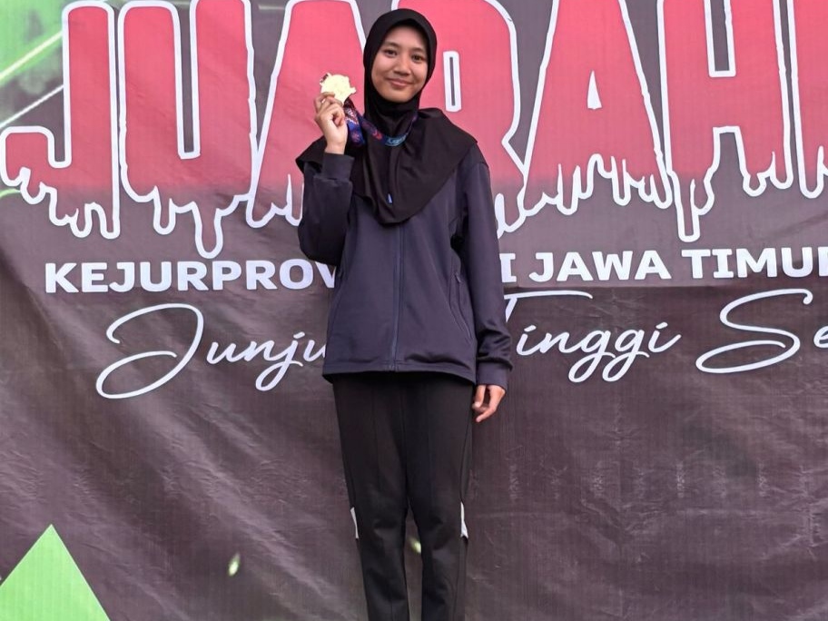 TERBAIK DI ATAS PODIUM: Shifania Nabila menunjukkan medali emas pada Kejurprov Forki Jawa Timur  di GOR Sasana Krida Anoraga Raci Bangil, Pasuruan. (IST/RDR.LMG)
