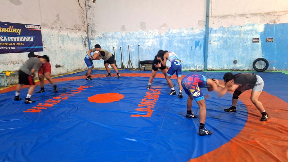LATIHAN BERSAMA: Para pegulat Lamongan berlatih di atas matras. (IST/RDR.LMG)