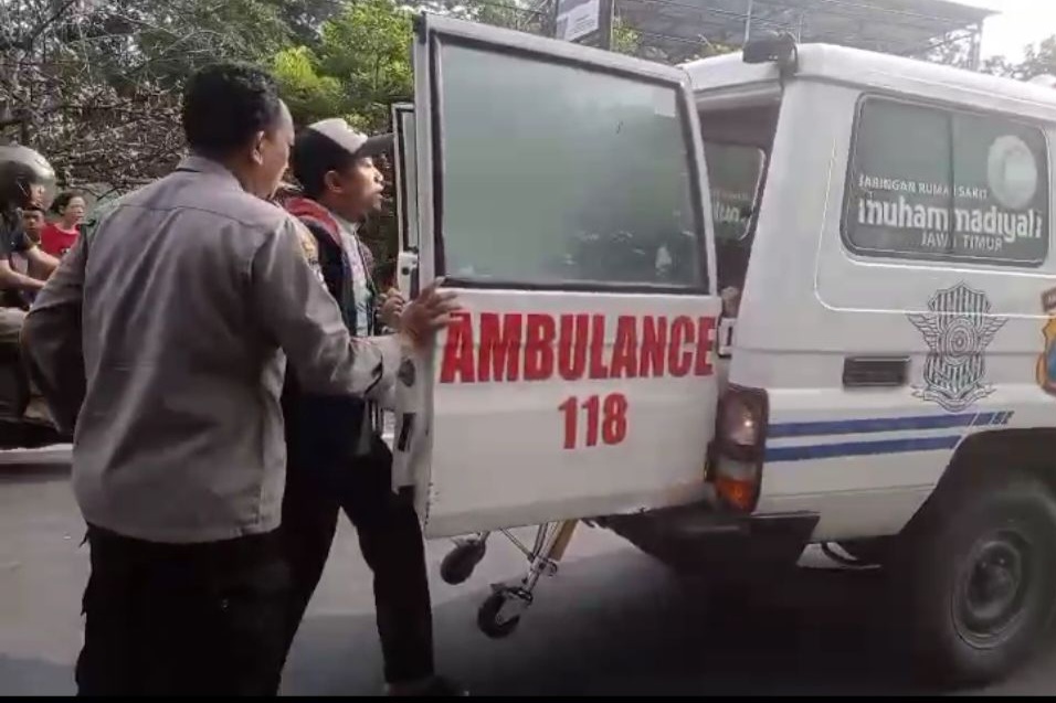Proses evakuasi remaja pengendara motor yang terlibat kecelakaan di jalan poros nasional, Desa Sukodadi, Jum