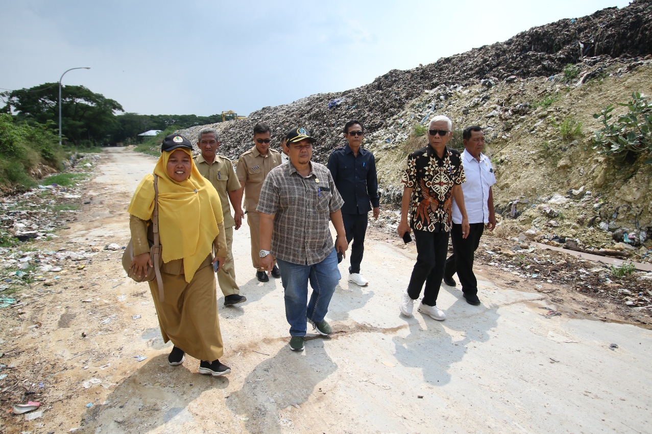 MENUMPUK: Sampah di TPA Tambakrigadung yang disidak komisi C DPRD Lamongan bersama DLH. (ANJAR DWI PRADIPTA/RDR.LMG)