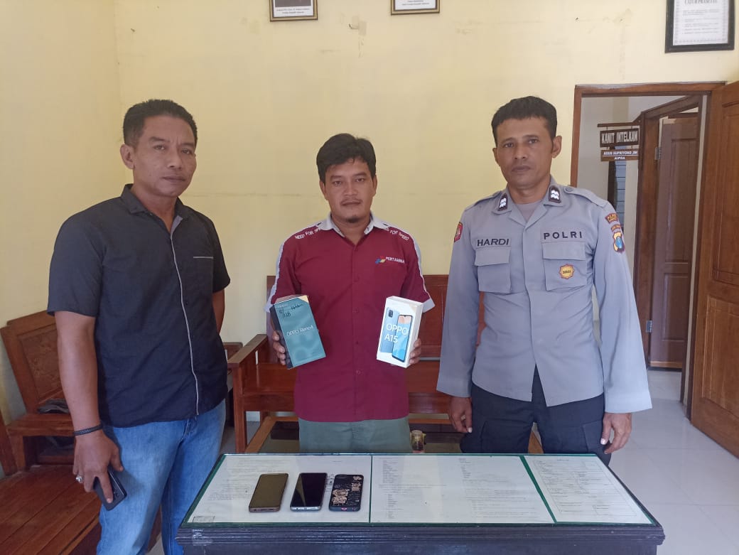 Petugas Polsek Karanggeneng mengamankan pelaku mencurian HP di Desa Latukan
