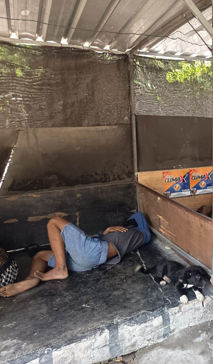 TIDURAN: Anjal belakang warkop di Jalan Jaksa Agung Suprapto Lamongan. (GAMAL A/RDR.LMG)