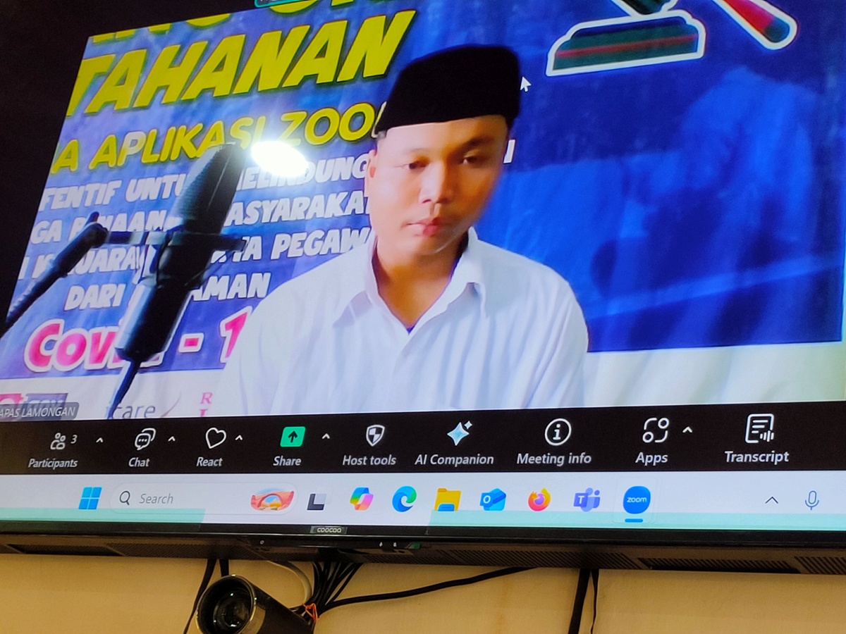 TERLIBAT PENGANIAYAAN: Dhiko Ardiansyah menjalani persidangan secara online di Pengadilan Negeri  Lamongan. (IST/RDR.LMG)