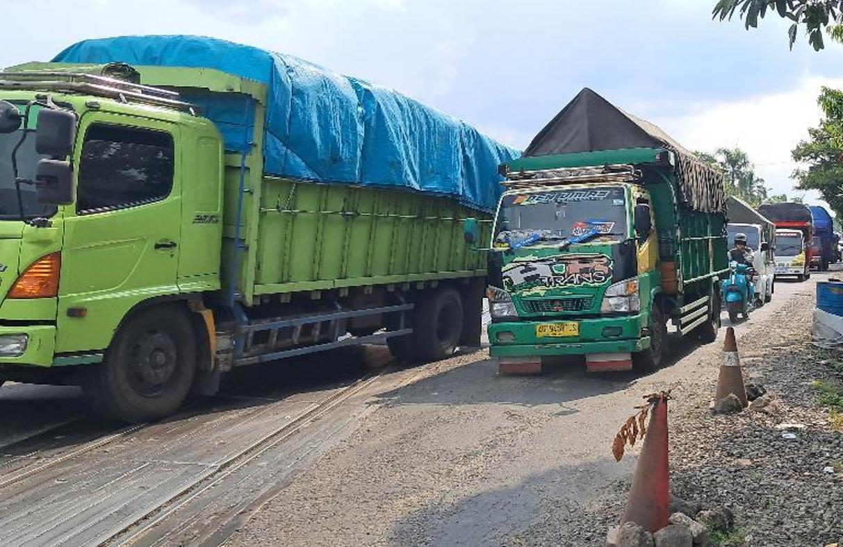 PADAT: Kendaraan di sekitar perlintasan ganda rel KA di jalan nasional Lamongan - Babat. (GAMAL A/RDR.LMG)