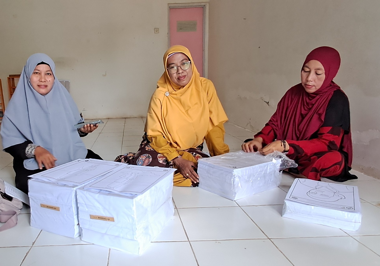 PENGIRIMAN TUNTAS: Perwakilan Himpaudi dan IGTKI Kecamatan Brondong menerima pengiriman naskah media kolase mamamia. (GAMAL A/RDR.LMG)