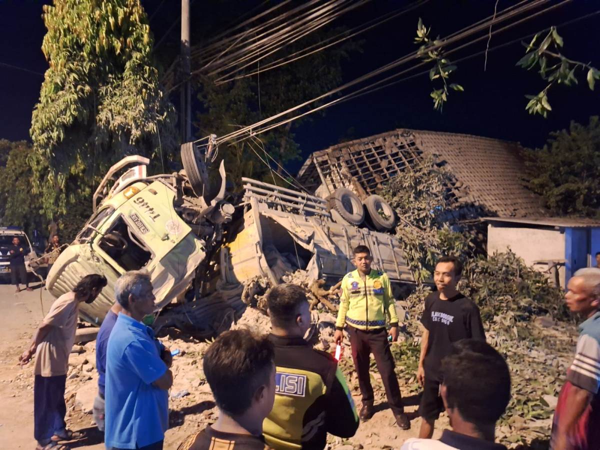 TERGULING: Truk setelah menghantam rumah warga di Kecamatan Ngimbang. (IST/RDR.LMG)