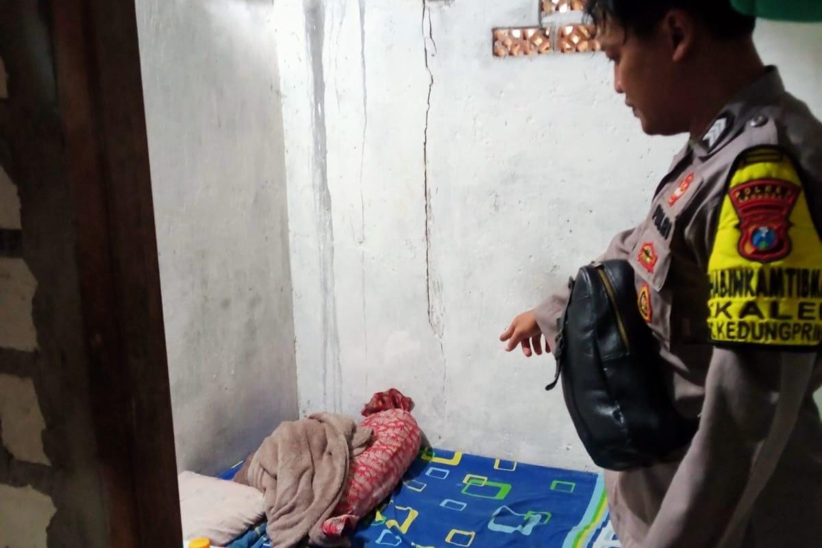 Petugas menunjukkan salah satu kamar yang disewakan untuk aktivitas prostitusi.