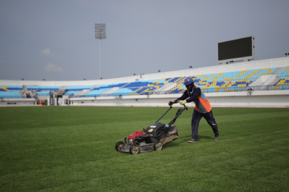 STANDAR FIFA: Perawatan rumput lapangan di Stadion Surajaya kedepan harus sesuai standar, agar tidak mengganggu skuad Persela ketika berlaga di kandang.