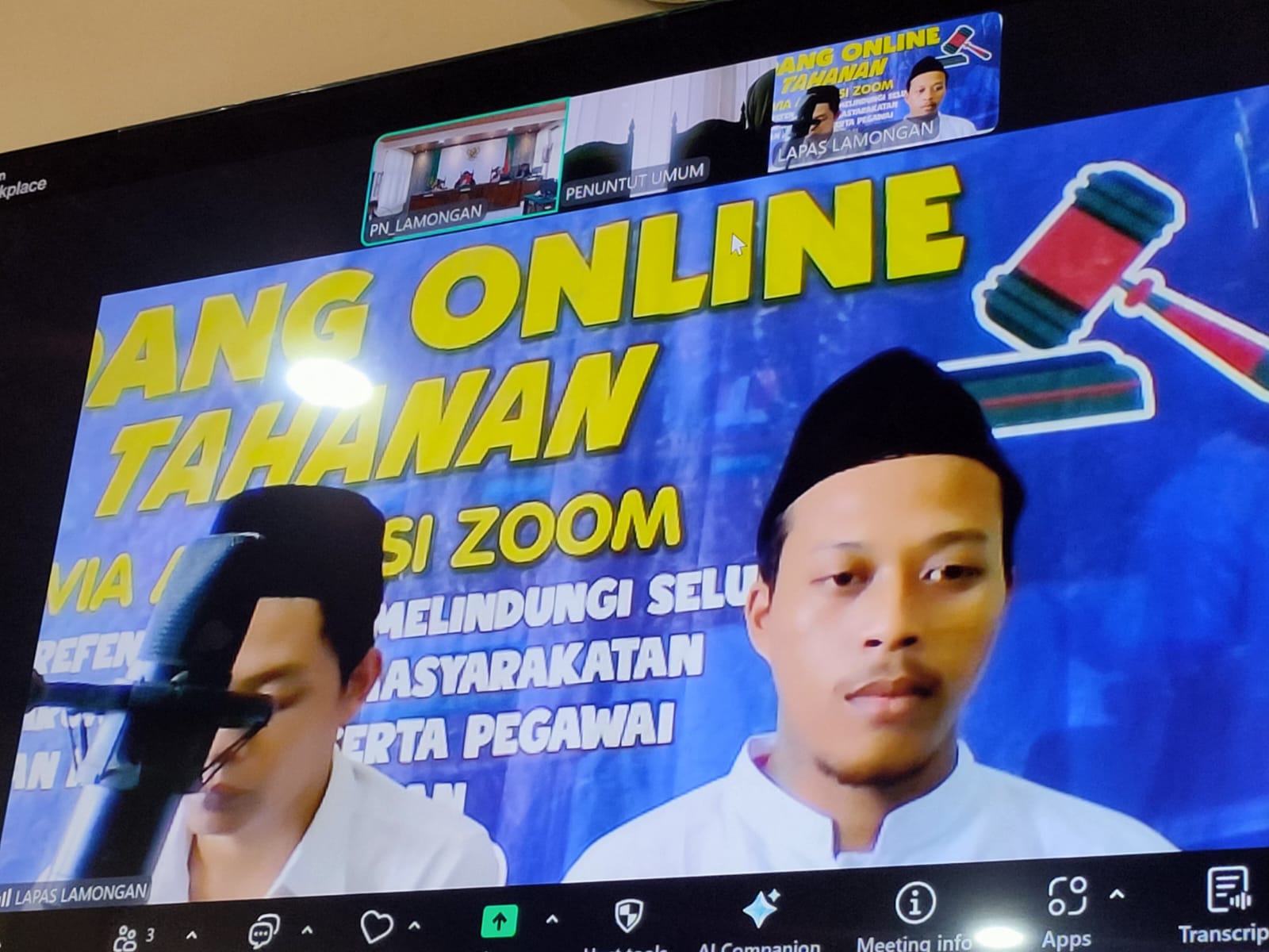 PIKIR-PIKIR: Kedua terdakwa kepemilikan SS merasa keberatan atas vonis yang dijatuhkan Majelis Hakim PN Lamongan.