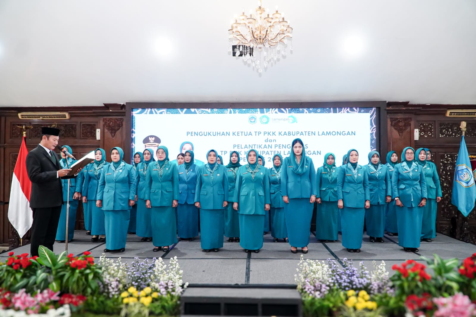 SEMANGAT: Bupati Yes mengukuhkan secara langsung pengurus Tim Penggerak Pembina Kesejahteraan Keluarga (TP PKK) Kabupaten Lamongan.
