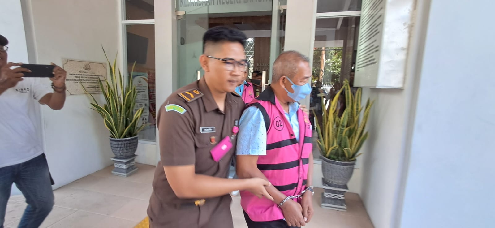 Mantan Kepala Disnakkawan Lamongan M. Wahyudi dan Davis Maherul Abbasiya, selaku pelaksana pengurukan dari CV Abraj Ashfa digelandang ke Lapas Kelas II B Lamongan.