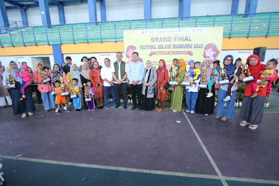 Bupati Lamongan, Yuhronur Efendi, didampingi Kepala Dinas Pendidikan Lamongan, dan Direktur Radar Bojonegoro, Berpose bersama juara kolase kategori SPS.