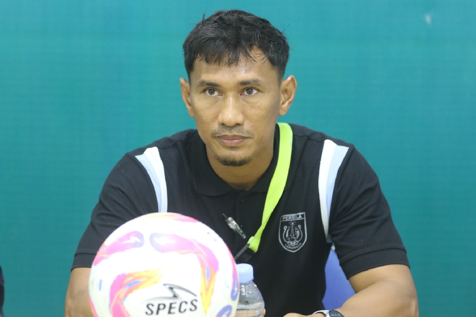 Zulkifli Syukur yang masih terikat kontrak bersama Persela hingga musim depan, sudah dihubungi sejumlah klub Liga 2 dan Liga 3.