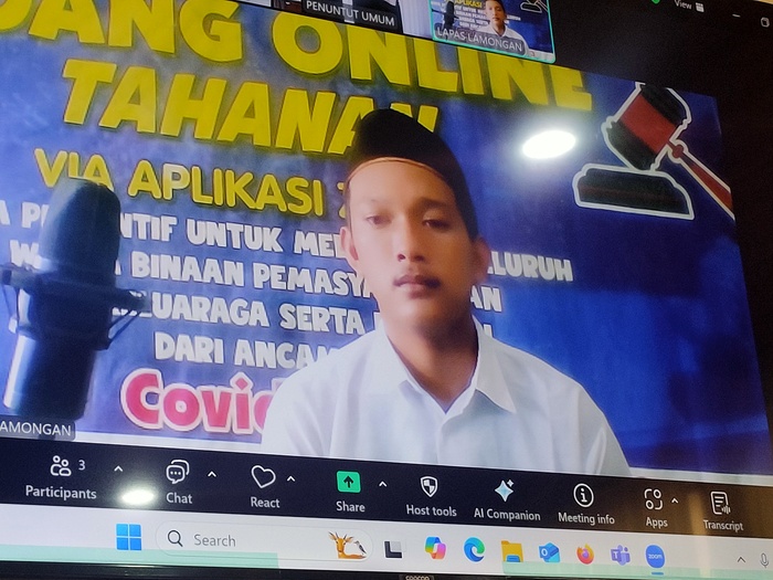 SIDANG ONLINE: Mohammad Rahmat Alfiansyah menjalani sidang kasus peredaran pil dobel L. (Foto:Istimewa/Radar Lamongan)