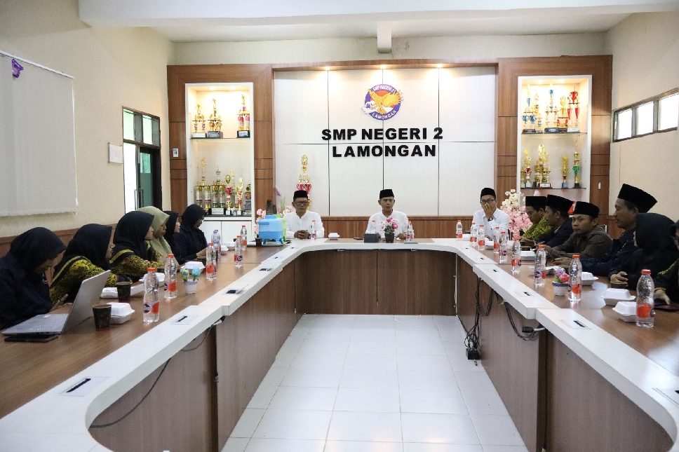 INOVATIF: Kepala SMP Negeri 2 Lamongan, Sujarno, S.Pd., M. Pd bersama jajaran berkoordinasi dengan tim penguji tahfidzz GLMQ.