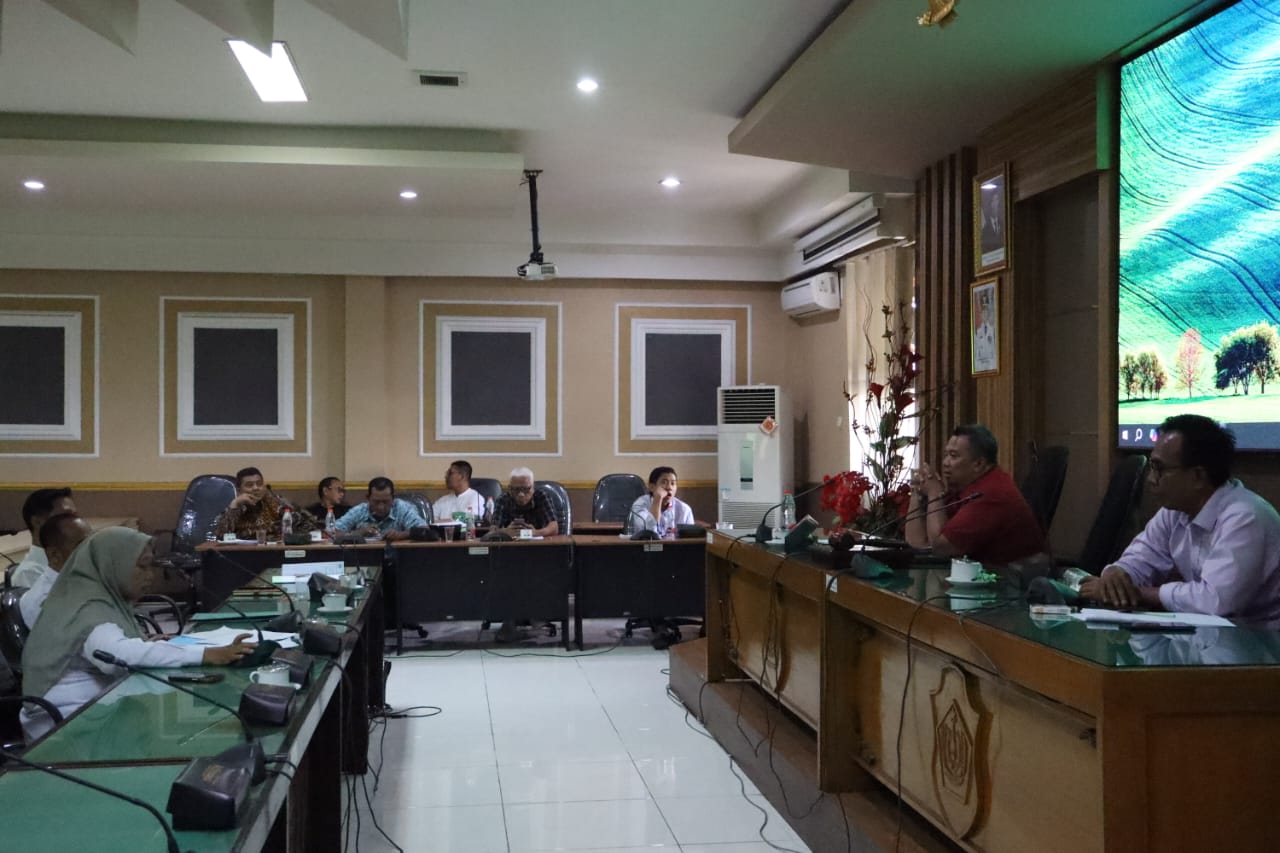 BUTUH PERBAIKAN: Mahfud Shodiq memimpin Komisi C hearing bersama Dinas Perumahan Rakyat, Kawasan Permukiman, dan Cipta Karya Lamongan.