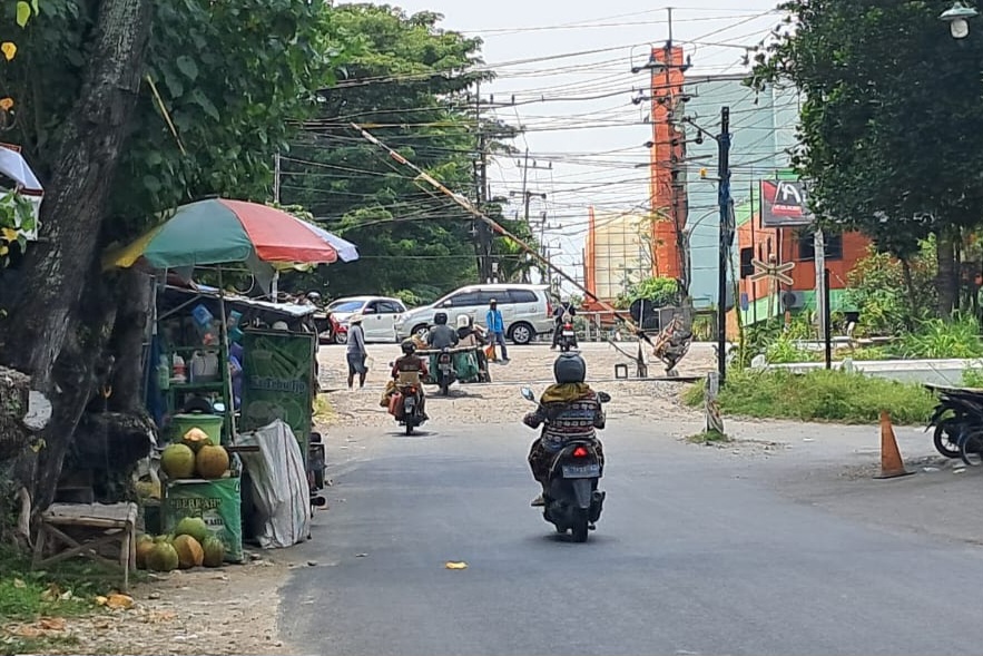 TEGAKKAN ATURAN: Satlantas Polres Lamongan bersama Dishub Lamongan bakal memasang patok di perlintasan KA Jalan Pahlawan.
