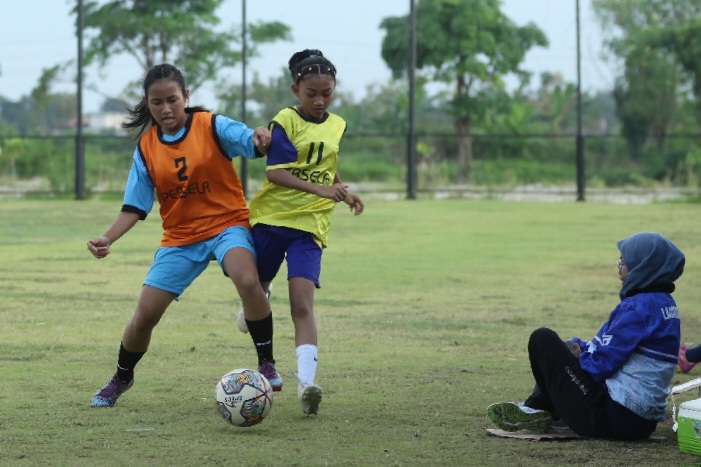 ANJAR DWI PRADIPTA/RDR.LMG SEMANGAT: Pemain tim sepak bola putri Lamongan digenjot lari untuk meningkatkan fisiknya.