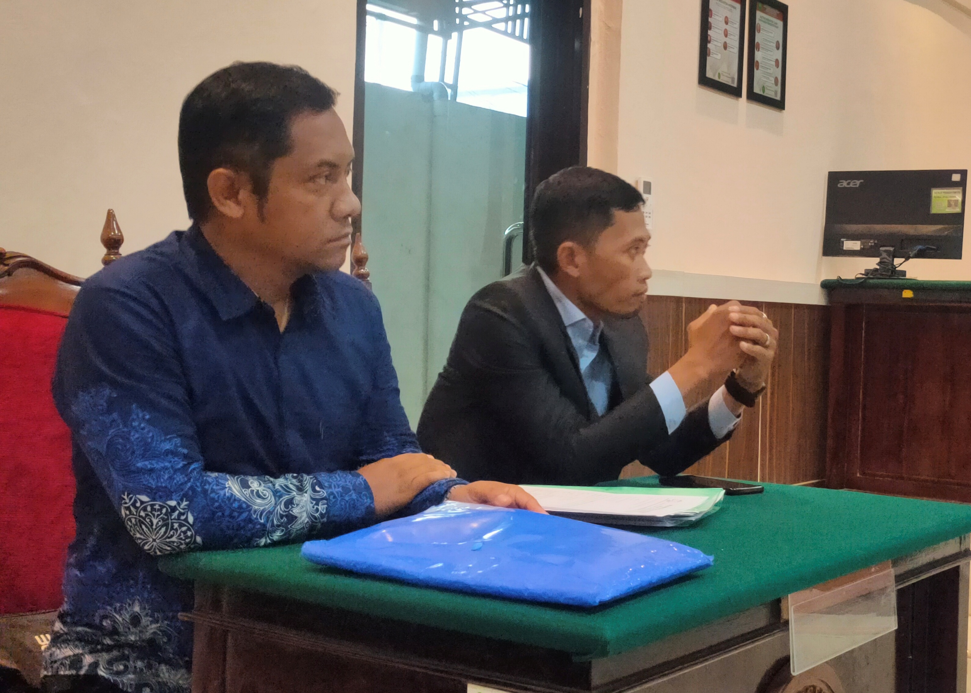 AJUKAN PRAPERADILAN: Kuasa hukum pemohon, Muhammad Ridlwan (kanan), dalam persidangan perdana. (ASIP A/RDR.LMG)